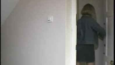 Блондинка трахается с мужиком и сосет его член, пока две лесбухи ебутся на кровати