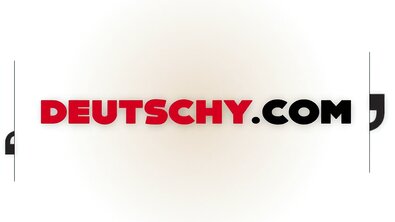 Сисястая блондинка на шпильках показывает стриптиз и страстно ебется дома в постели