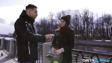 Стройную русскую очкастую студентку круто выебал страстный пацан