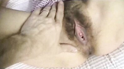 Ебливой мамке перед камерой накончали внутрь волосатой пизды до самых краев
