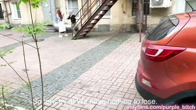 Рыжеволосую лесбиянку за деньги выебали в жопу от первого лица при ее девушке