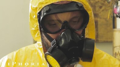 Худая блондинка с большими сиськами делит член бойфренда с его другом