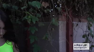 Стройную смуглую шлюху незнакомец круто и жестко выебал во все дырки