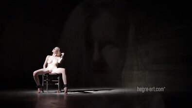 Белокожая рыжеволосая девушка с большими натуральными сиськами кайфанула от вибратора