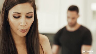 Смуглые красотки с интимными стрижками делят член в формате ЖМЖ