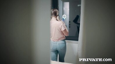 Светловолосую молодуху из России в длинных носках смачно ебут в жопу