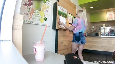 Жопастую блондинку в очках жестко выебал в масле лысый незнакомец