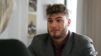 Девушка наслаждается зрелищем однополого траха двух красивых и мускулистых парней геев