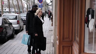 Сисястая начальница задолбала темнокожего ассистента и была грубо выебана в анал