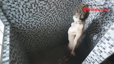 Домашка в душе с красивой кудрявой девкой со стоячими титьками