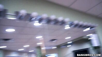 Загорелая брюнетка в шортах охотится на большой член